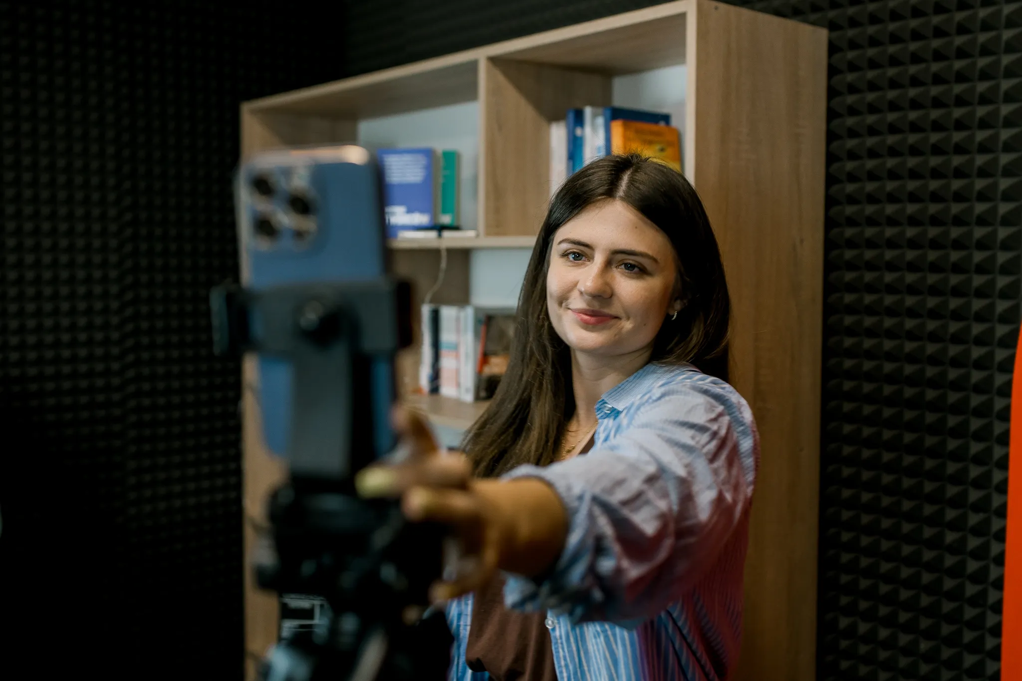 Twórczyni nagrywa materiał telefonem na statywie